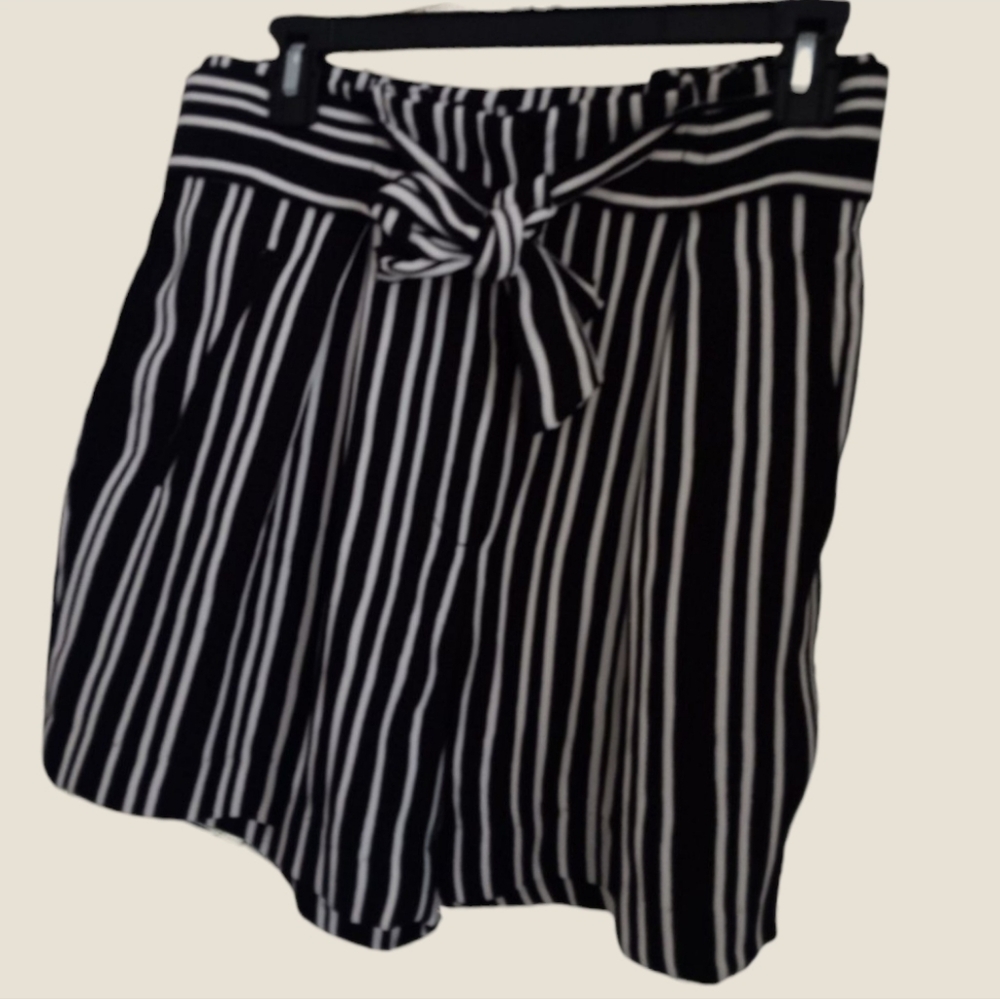 H&M Navy Blue White Striped Shorts  Pockets Belted High Rise Tie Belt